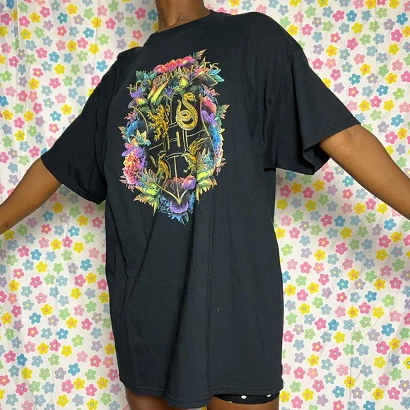 Hog wars house tshirt. Vibrant and bright colors. Size XL. Perfect condition! - Picture 3 of 6